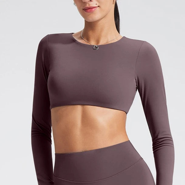 Women's long-sleeved yoga top with built-in breast pads, breathable and comfortable, suitable for gym workouts and fitness.