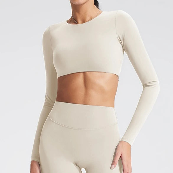 Women's long-sleeved yoga top with built-in breast pads, breathable and comfortable, suitable for gym workouts and fitness.