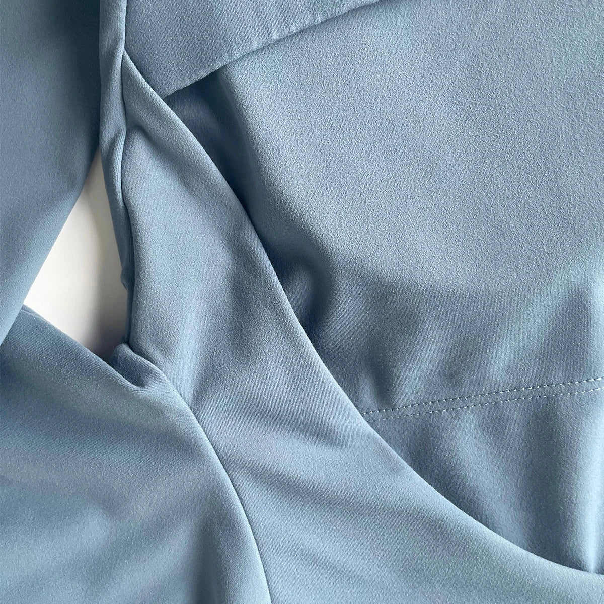 Women's long-sleeved yoga top with built-in breast pads, breathable and comfortable, suitable for gym workouts and fitness.