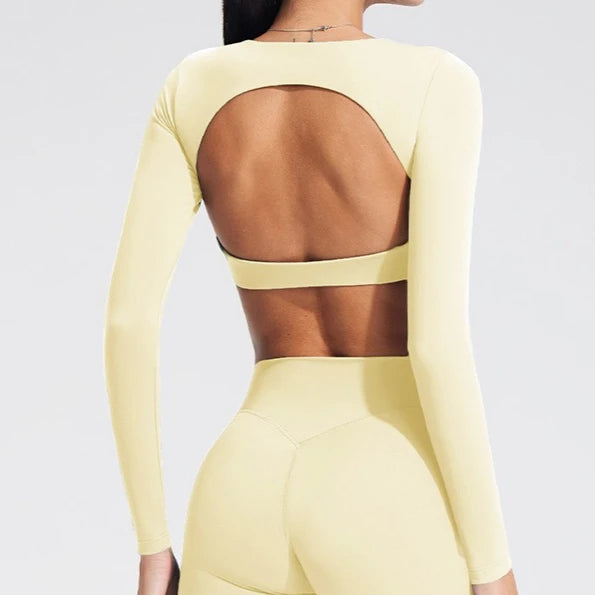 Women's long-sleeved yoga top with built-in breast pads, breathable and comfortable, suitable for gym workouts and fitness.