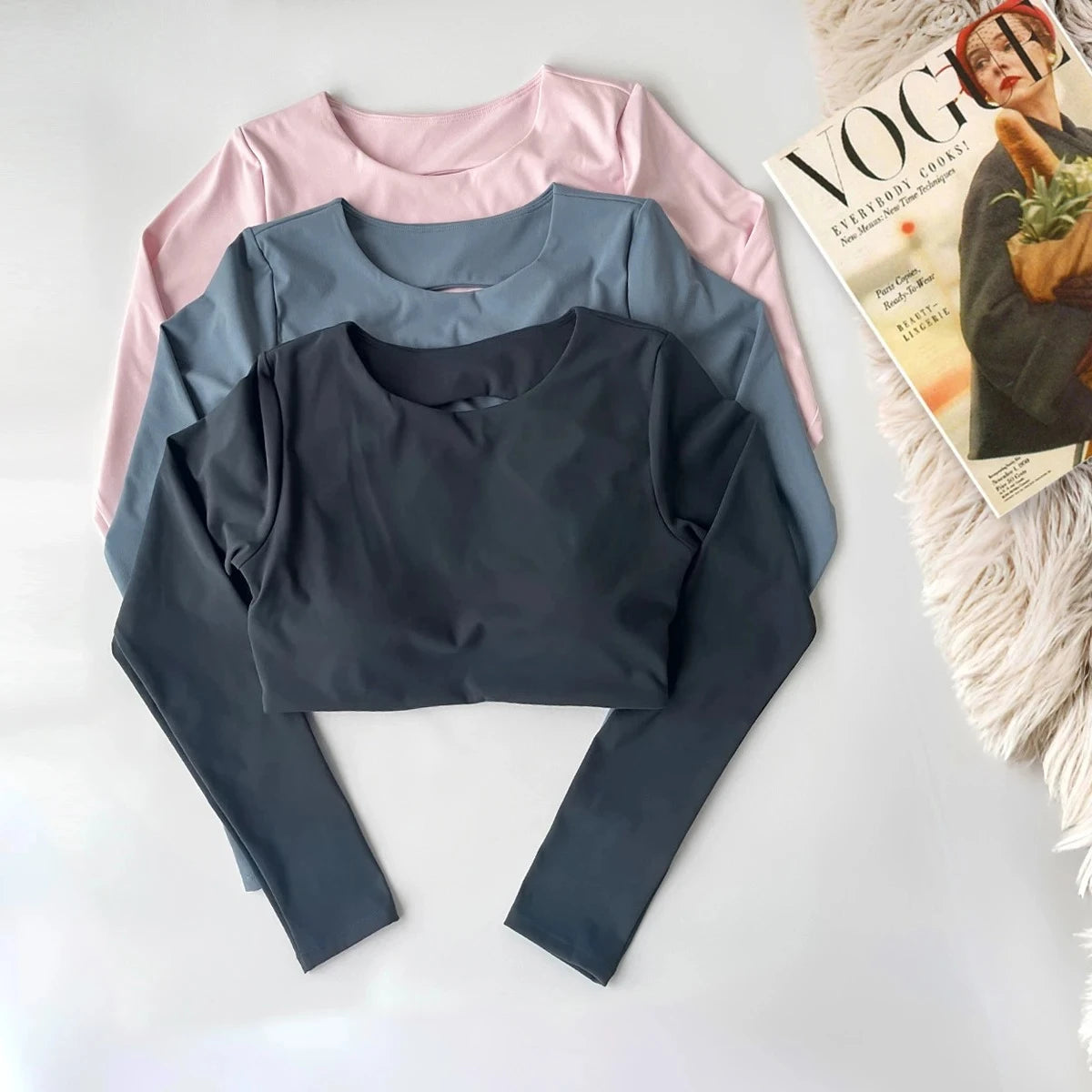 Women's long-sleeved yoga top with built-in breast pads, breathable and comfortable, suitable for gym workouts and fitness.